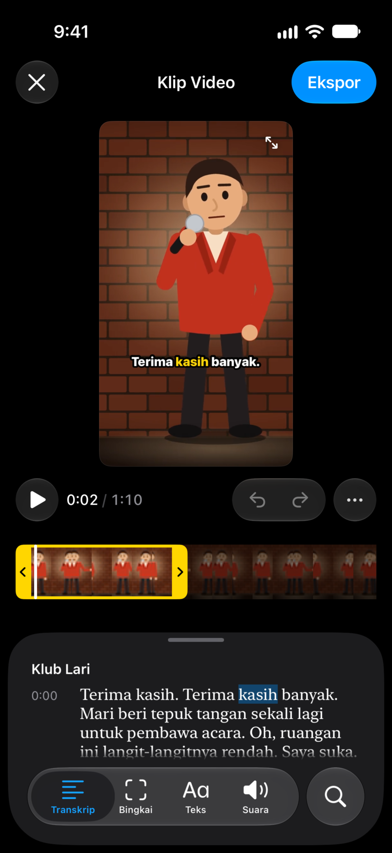 Editor klip: klip vertikal seorang komika di depan mikrofon dengan subtitel di atas gambar, di atas transkrip dengan kata yang sedang diucapkan disorot