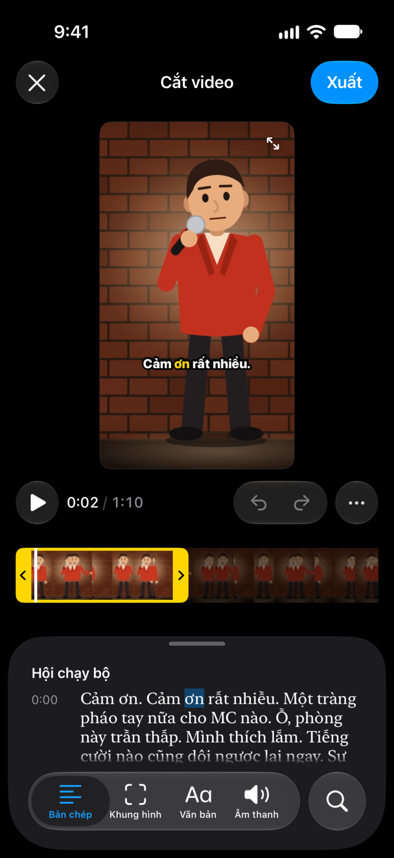 Trình chỉnh sửa clip: một clip dọc của nghệ sĩ hài bên micro với phụ đề trên hình, nằm trên bản chép có từ đang nói được tô sáng